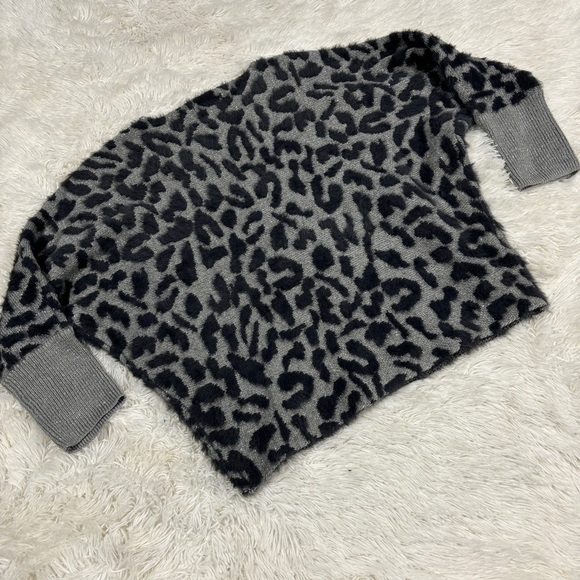 Jennifer Lopez Leopard Metallic Grey Fuzzy Printed  Sweater Size Large - Picture 7 of 10